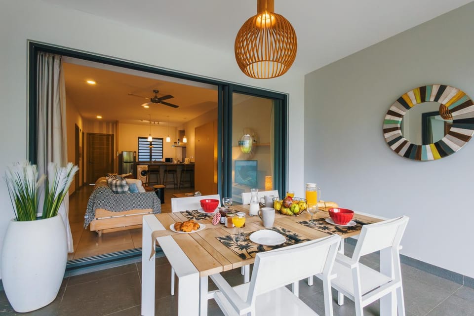 Kitchen or kitchenette, Living room, Food and drinks, Seating area, Dining area, Food, Breakfast, Continental breakfast, Drinks