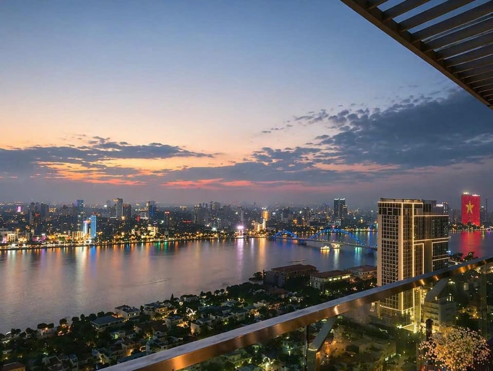 Nearby landmark, Natural landscape, View (from property/room), Balcony/Terrace, City view, River view, Sunset