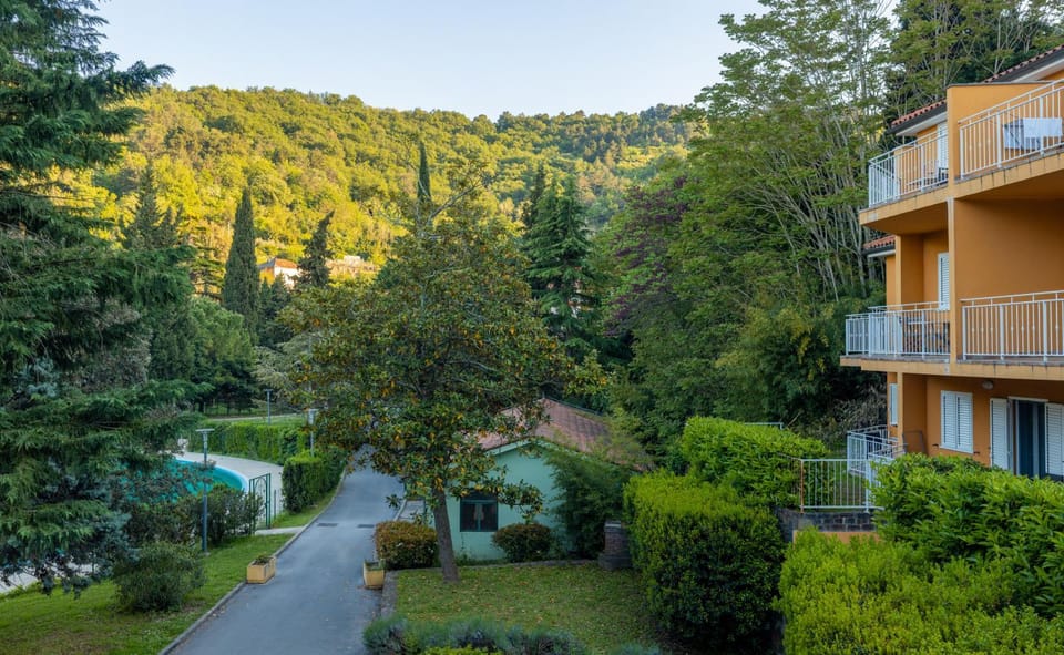 Property building, Nearby landmark, Day, Natural landscape, Garden, Garden view, Mountain view
