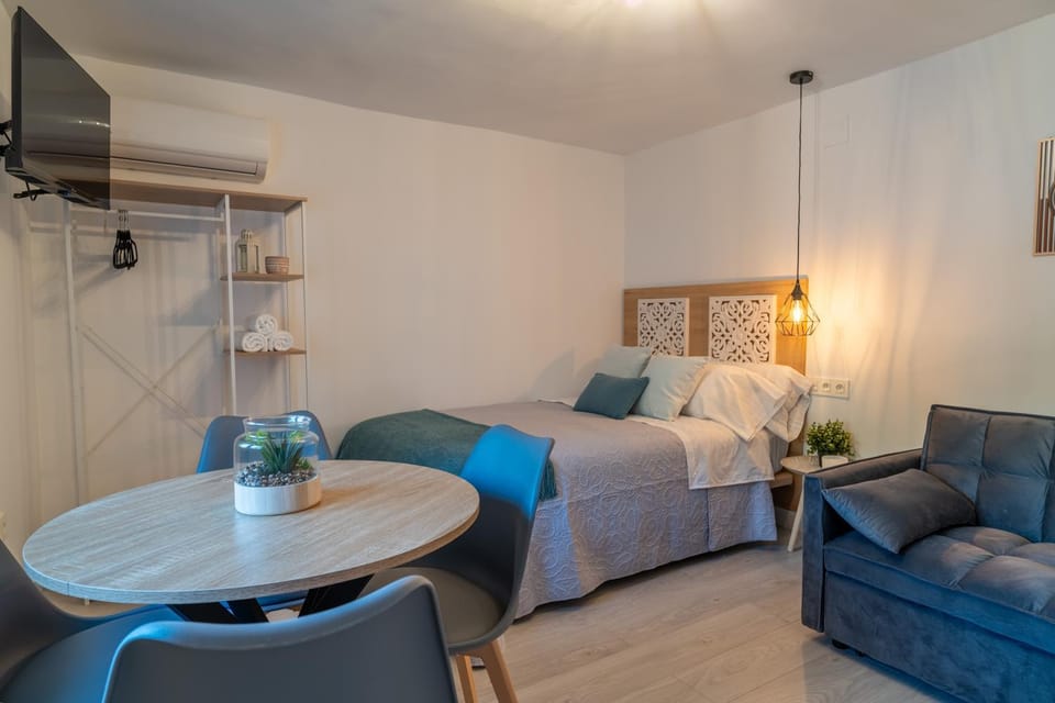 Bed, Living room, Photo of the whole room, Seating area, Bedroom, air conditioner