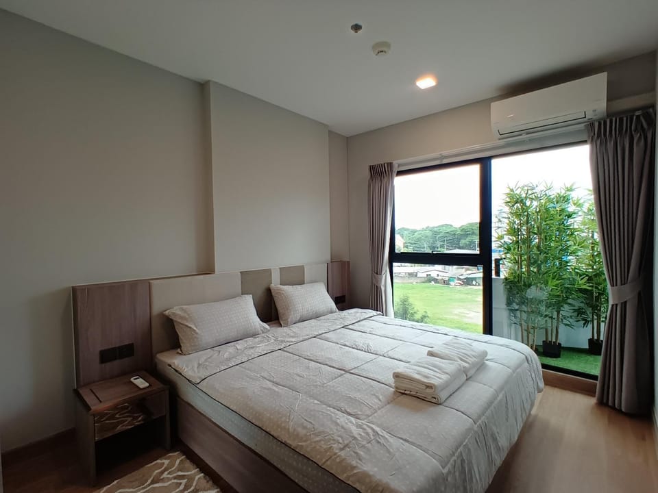 Bed, Bedroom, towels