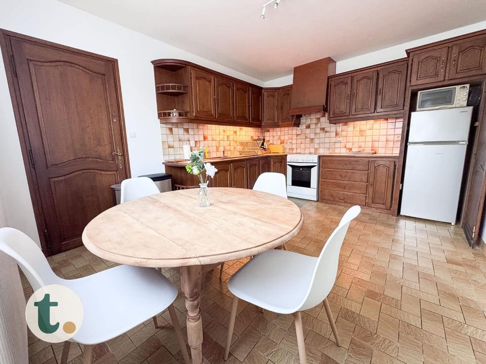 Kitchen or kitchenette, Dining area, oven, stove