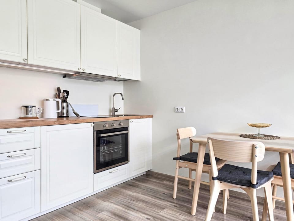 Coffee/tea facilities, Kitchen or kitchenette, Dining area, dishwasher, stove