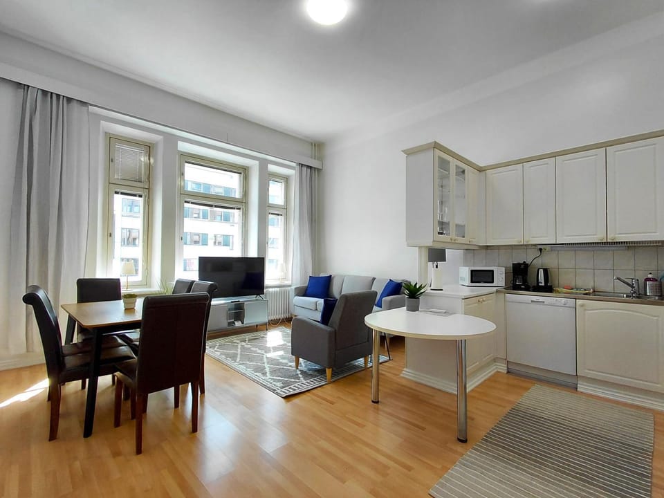 Kitchen or kitchenette, Living room, Seating area, Dining area