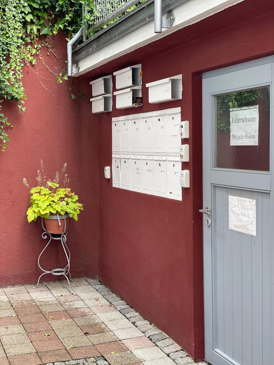 Facade/entrance
