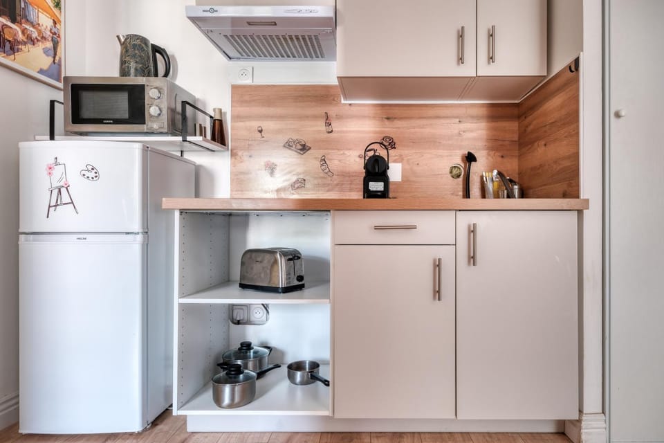 Coffee/tea facilities, Kitchen or kitchenette, stove, toaster