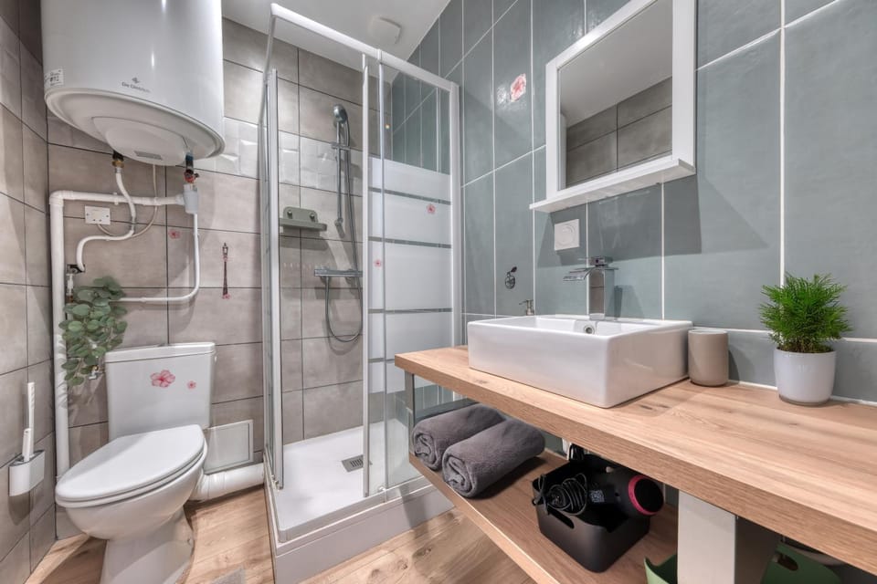 Shower, Toilet, Bathroom, towels