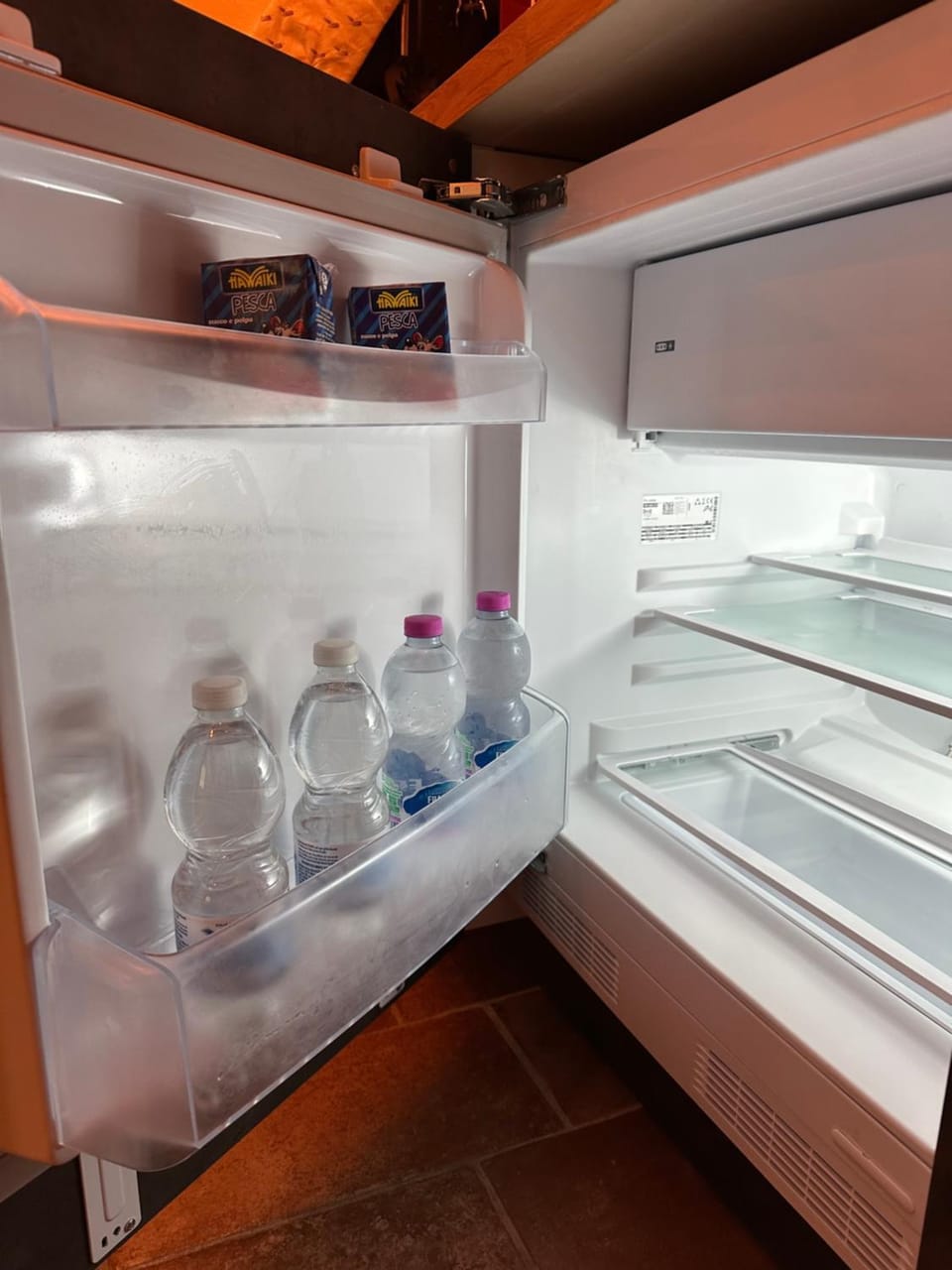 Kitchen or kitchenette, Food and drinks, minibar