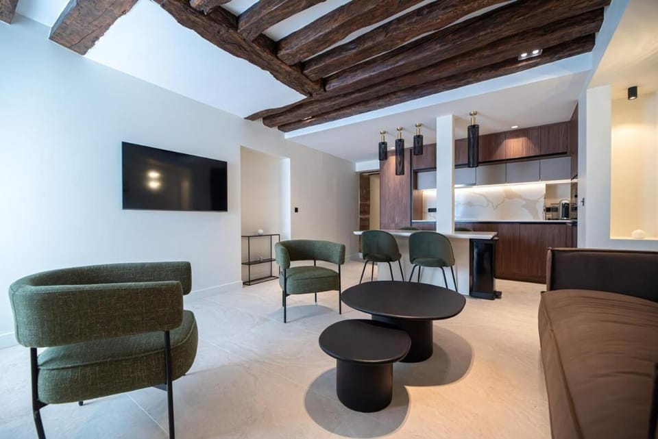 Luxury and charm in heart of Place des Vosges Apartment in Paris