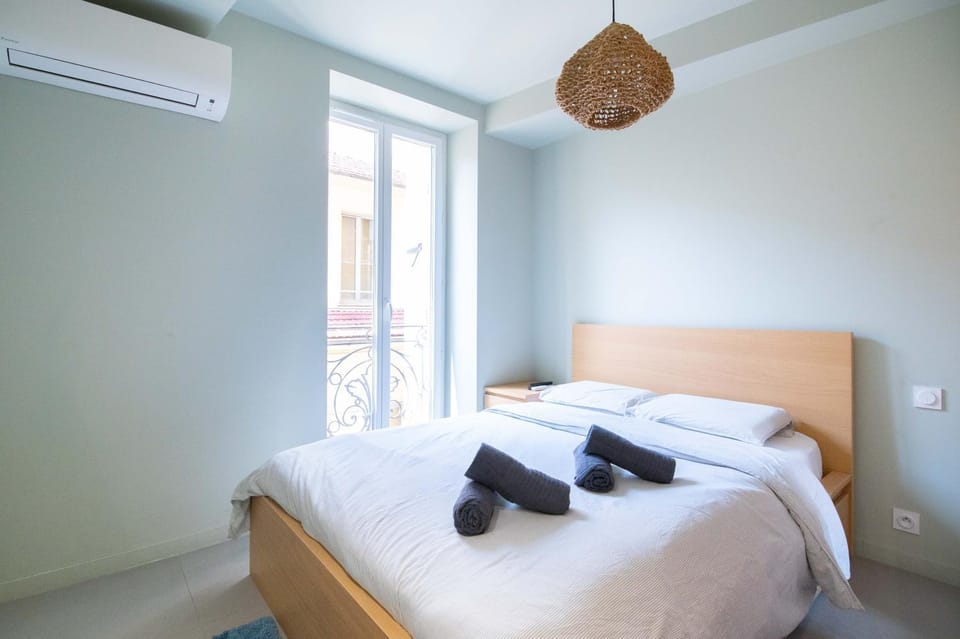 Bed, Photo of the whole room, Bedroom, towels, air conditioner