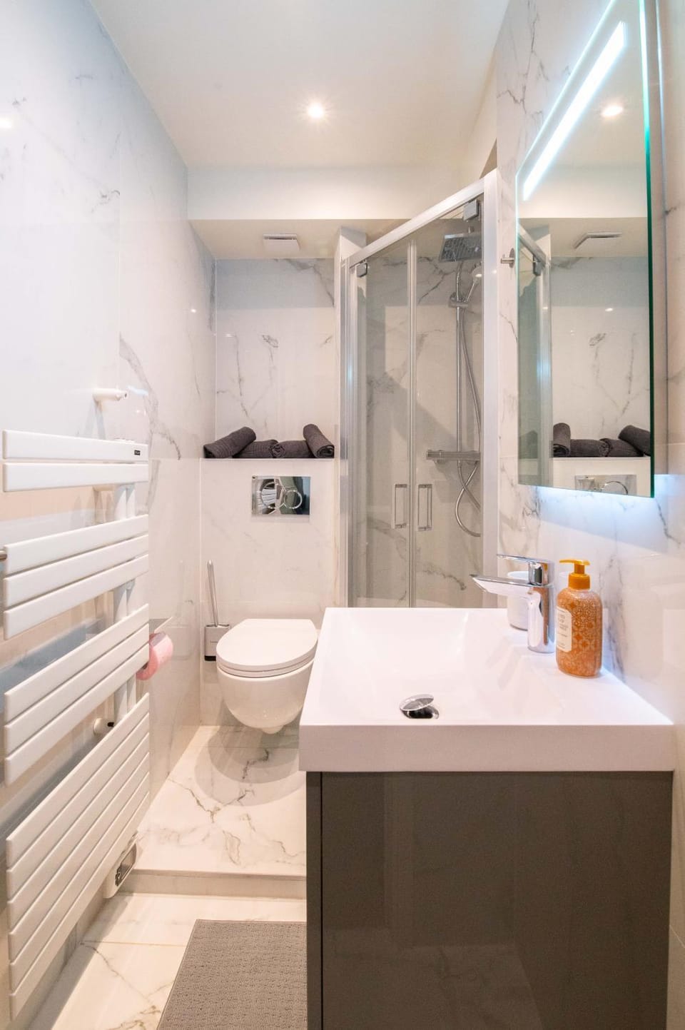 Shower, Toilet, Bathroom, towels