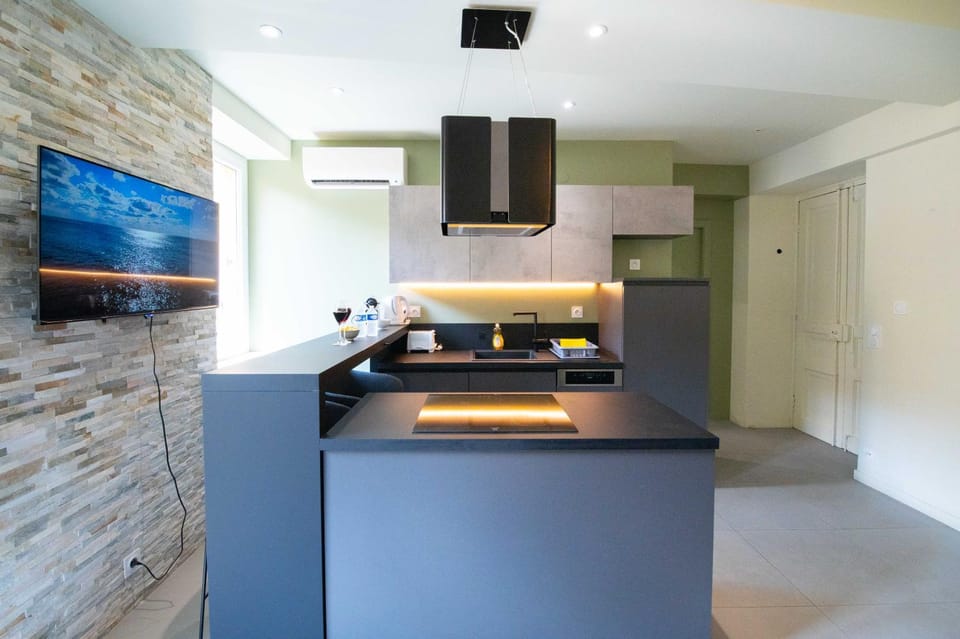 Kitchen or kitchenette, minibar, oven, stove