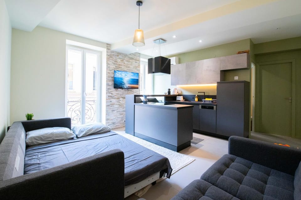 TV and multimedia, Kitchen or kitchenette, Living room, Seating area, Dining area, minibar, oven, stove