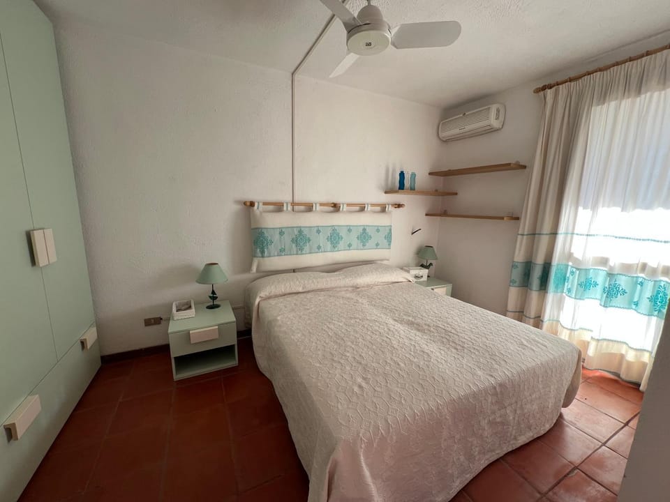 Bed, Photo of the whole room, Bedroom, fireplace, air conditioner
