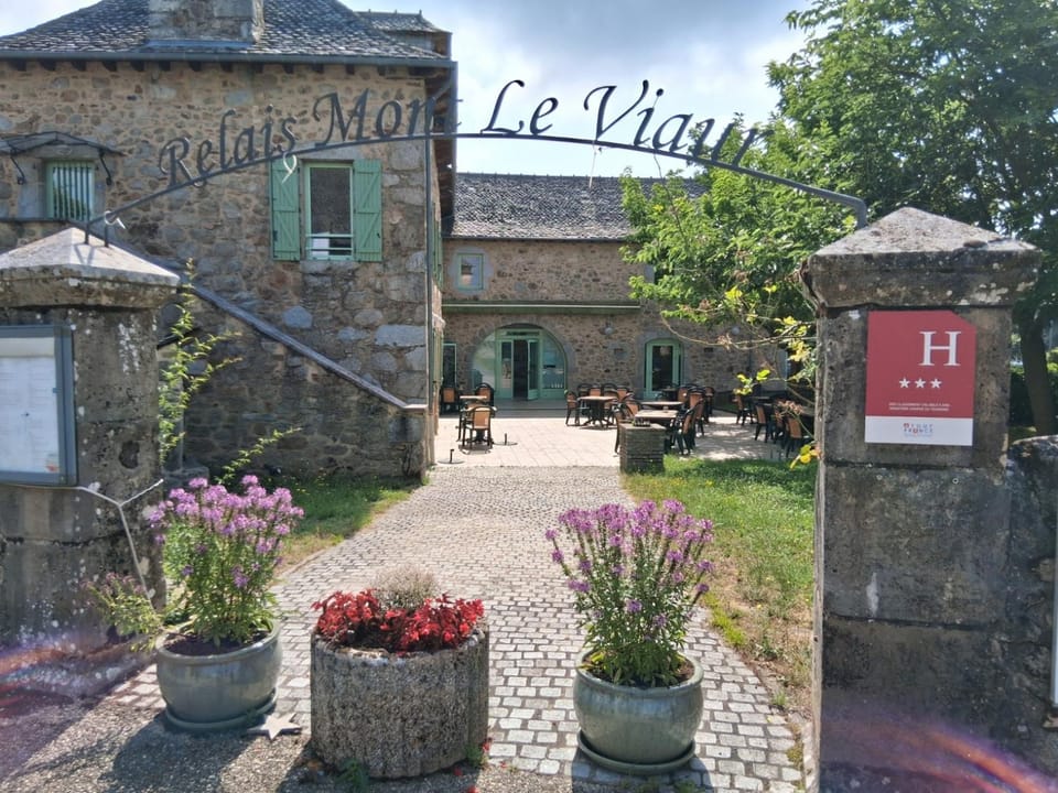 Logis hôtel l'instant Mont le Viaur Hotel in Occitanie