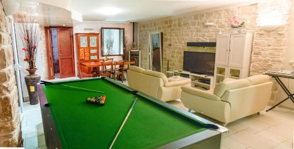 Billiard, Game Room, TV and multimedia, Living room, Seating area