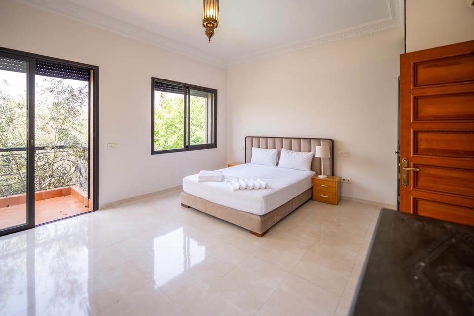 Bed, Living room, Photo of the whole room, Seating area, Bedroom, towels