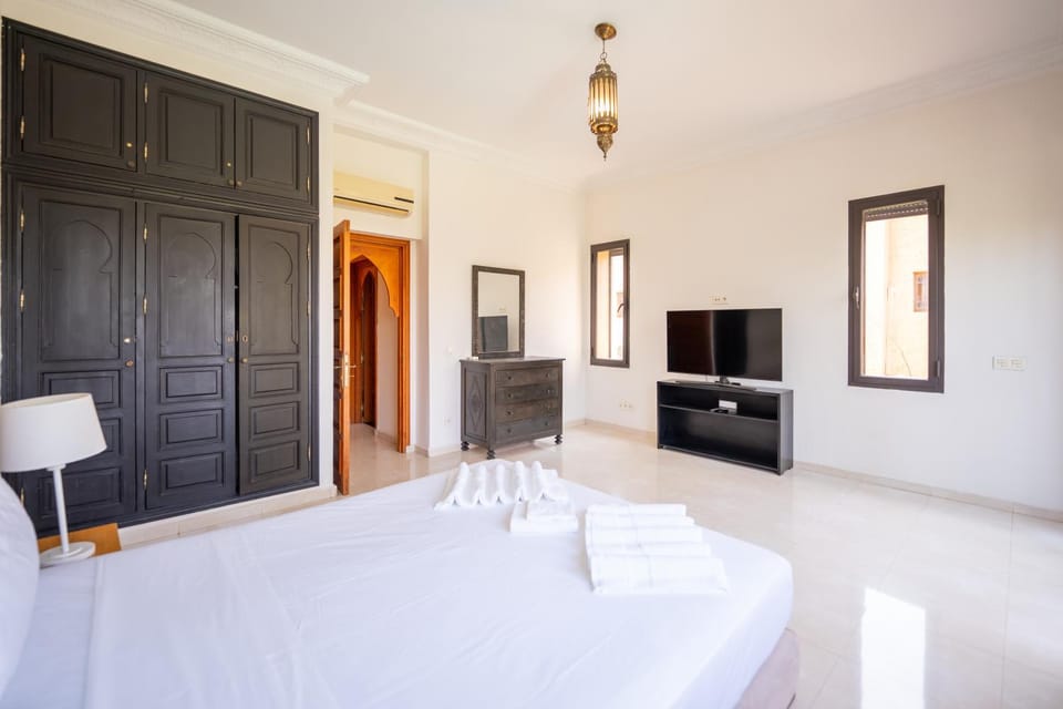 Communal lounge/ TV room, Bed, TV and multimedia, Photo of the whole room, Evening entertainment, Bedroom, wardrobe