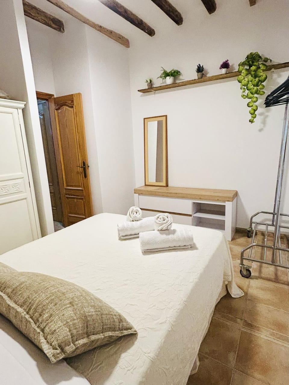 Photo of the whole room, Bedroom