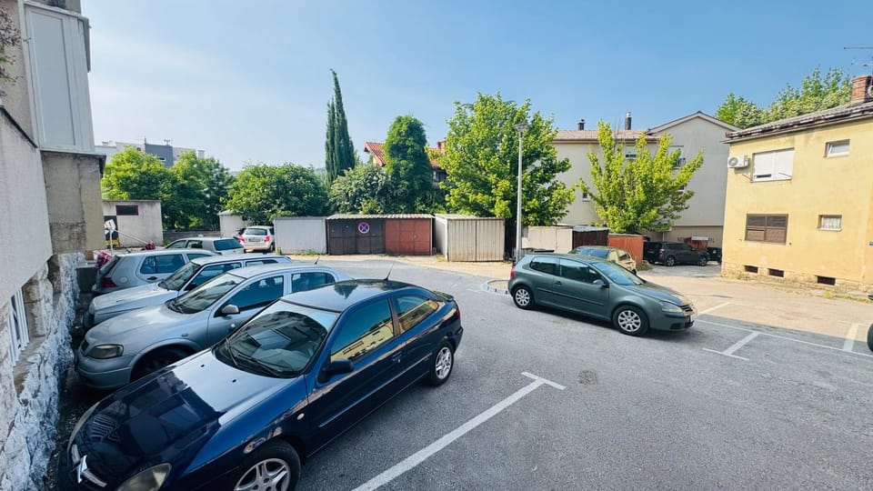 Neighbourhood, Location, Parking