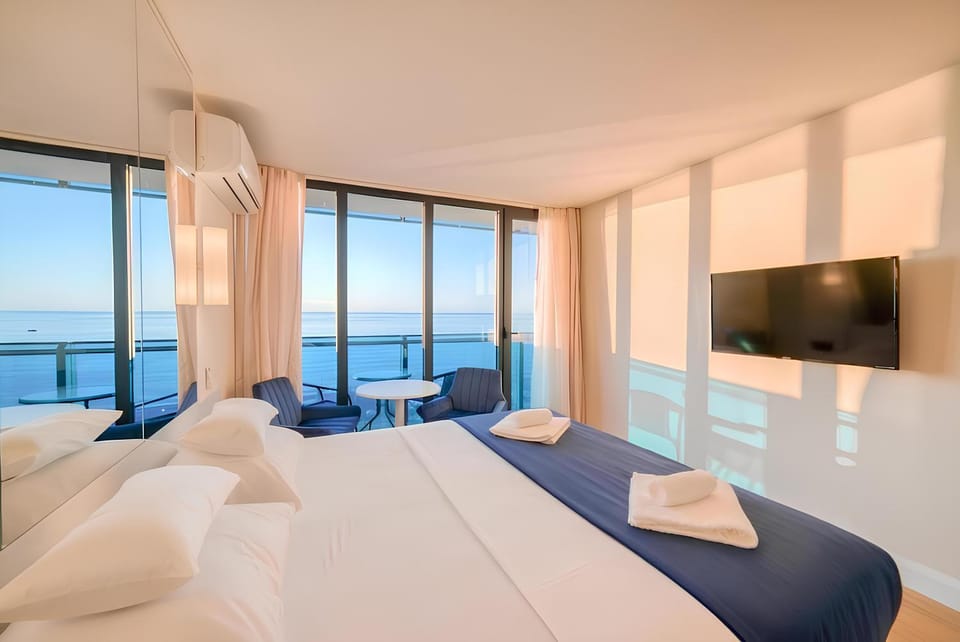 Communal lounge/ TV room, Bed, Natural landscape, TV and multimedia, Photo of the whole room, Evening entertainment, Bedroom, Sea view, towels