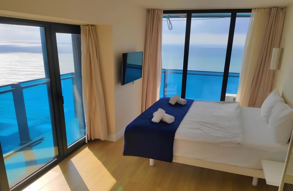 Bed, Natural landscape, TV and multimedia, View (from property/room), Balcony/Terrace, Photo of the whole room, Bedroom, Sea view, towels