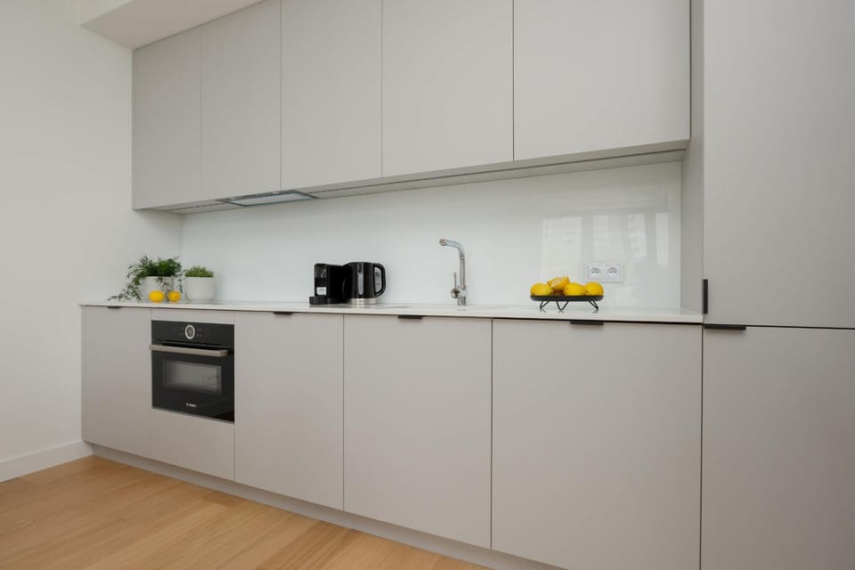 Coffee/tea facilities, Kitchen or kitchenette, oven, stove