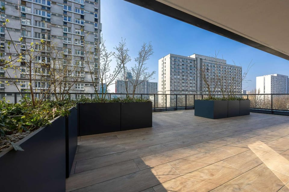 Property building, Day, Balcony/Terrace, City view