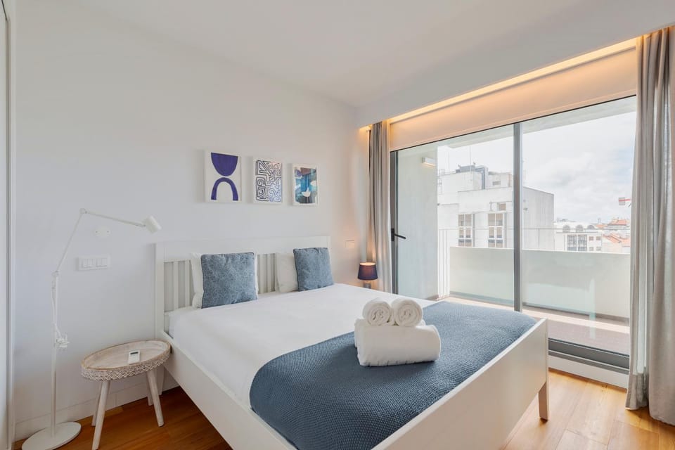 Bed, Photo of the whole room, Decorative detail, Bedroom, towels