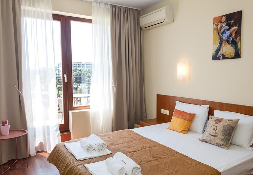 Bed, Bedroom, towels, air conditioner