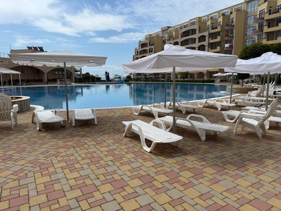 Property building, Patio, Day, Pool view, Swimming pool, sunbed