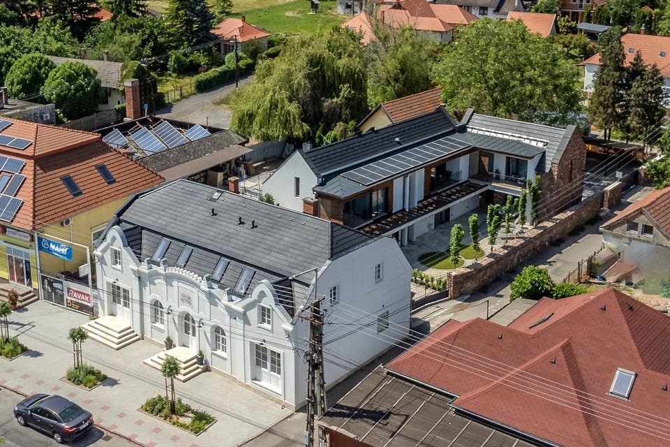 Bird's eye view, Location