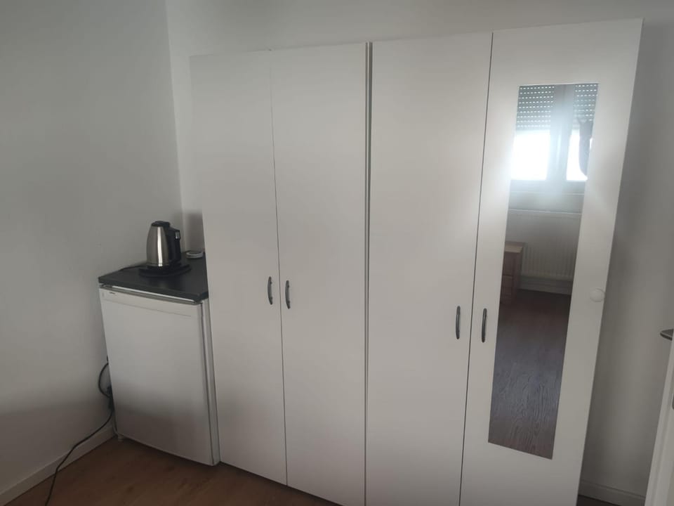 Photo of the whole room, Bedroom, wardrobe