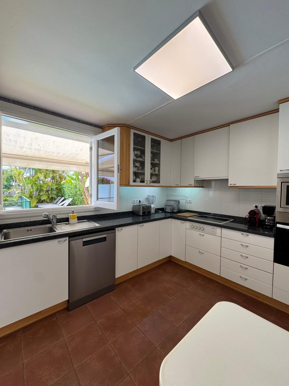Kitchen or kitchenette, dishwasher, stove