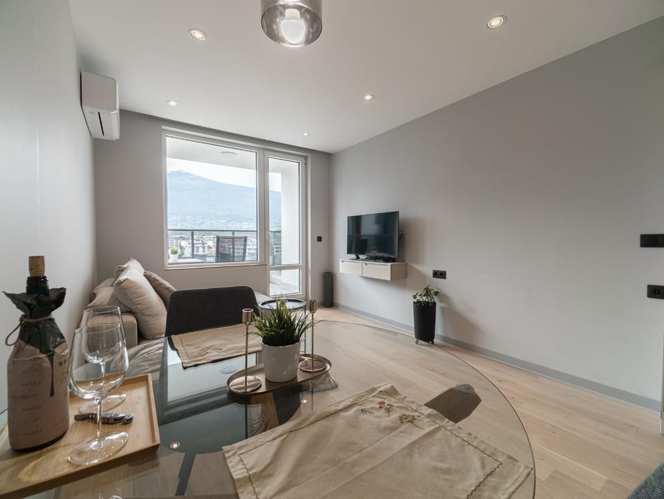 TV and multimedia, Living room, Food and drinks, Seating area, Dining area, Drinks, Alcoholic drinks