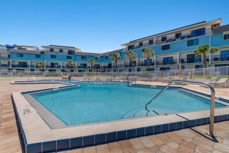 Property building, Pool view, Swimming pool, sunbed