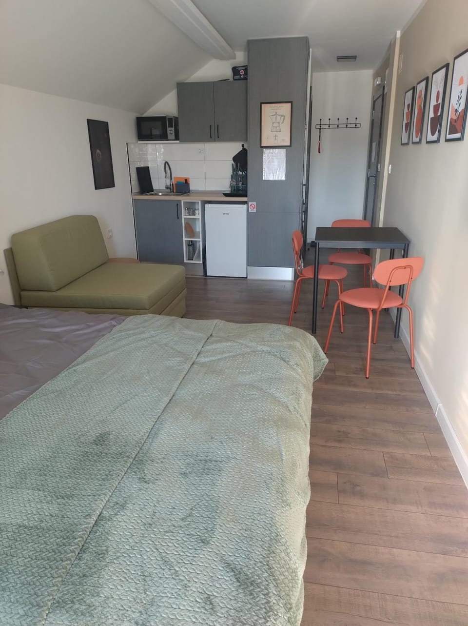 Photo of the whole room, Bedroom