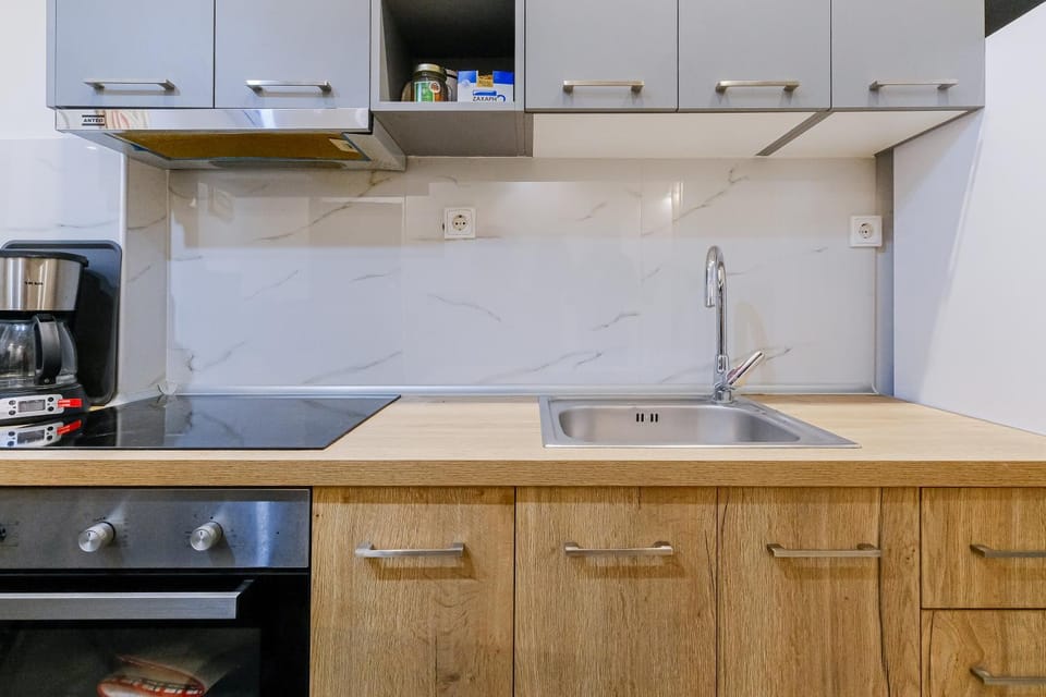 Kitchen or kitchenette, minibar, stove