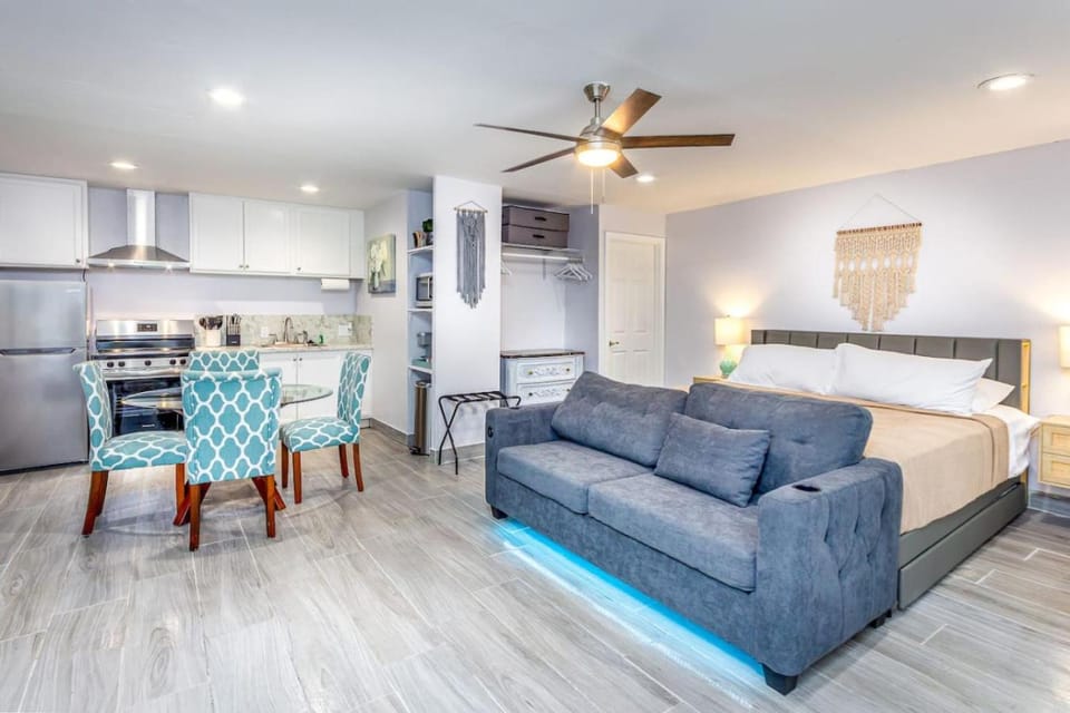 Bed, Kitchen or kitchenette, Living room, Photo of the whole room, Seating area, Dining area, Bedroom