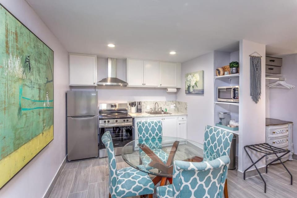 Kitchen or kitchenette, Dining area, oven, stove