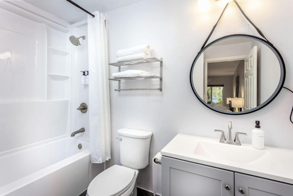 Shower, Toilet, Bathroom, Bath, towels