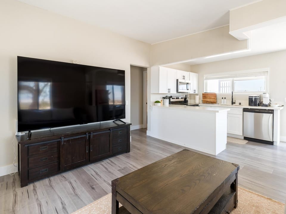 Communal lounge/ TV room, TV and multimedia, Kitchen or kitchenette, Evening entertainment, stove