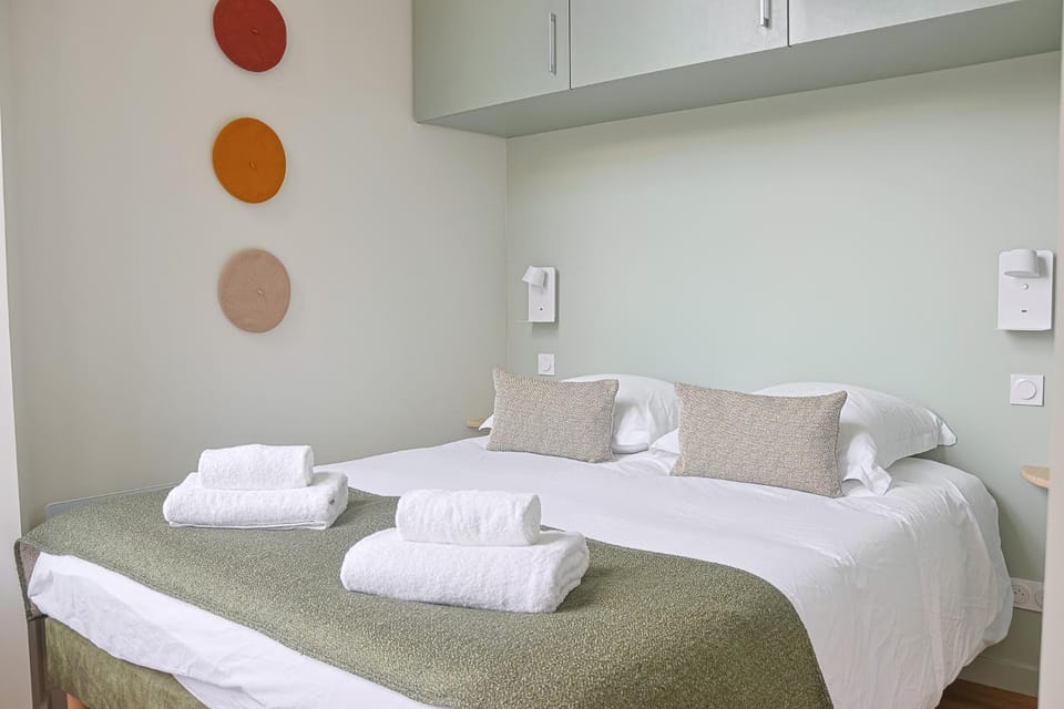 Bed, Photo of the whole room, Bedroom, towels