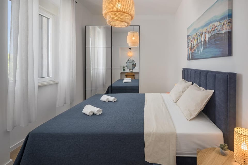 Bed, Bedroom, towels, wardrobe