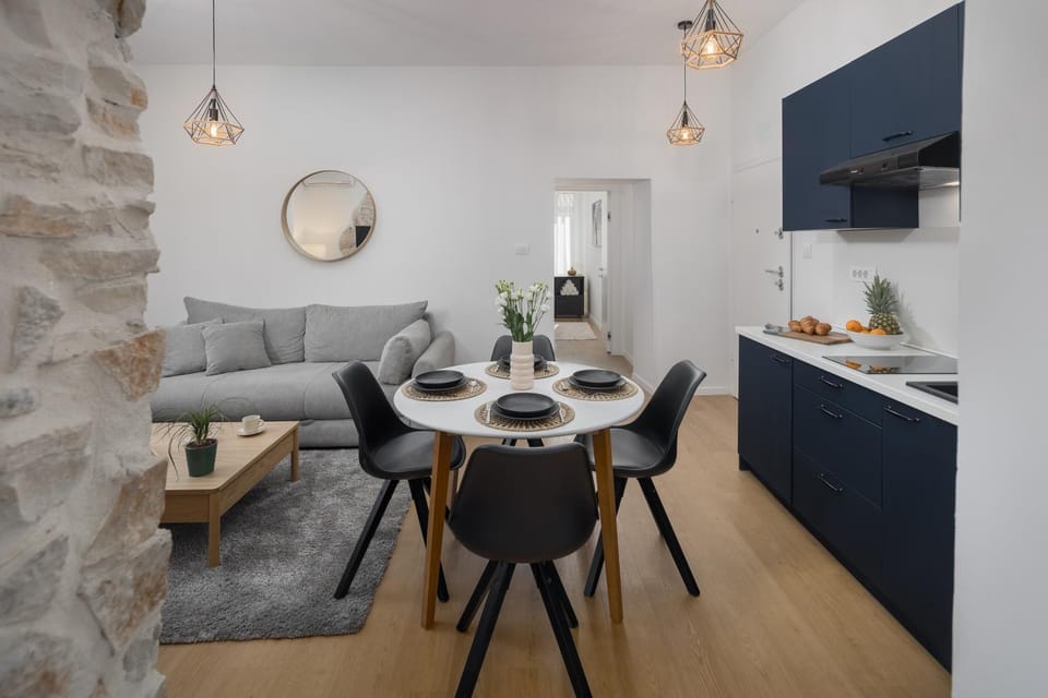 TV and multimedia, Kitchen or kitchenette, Living room, Seating area, Dining area