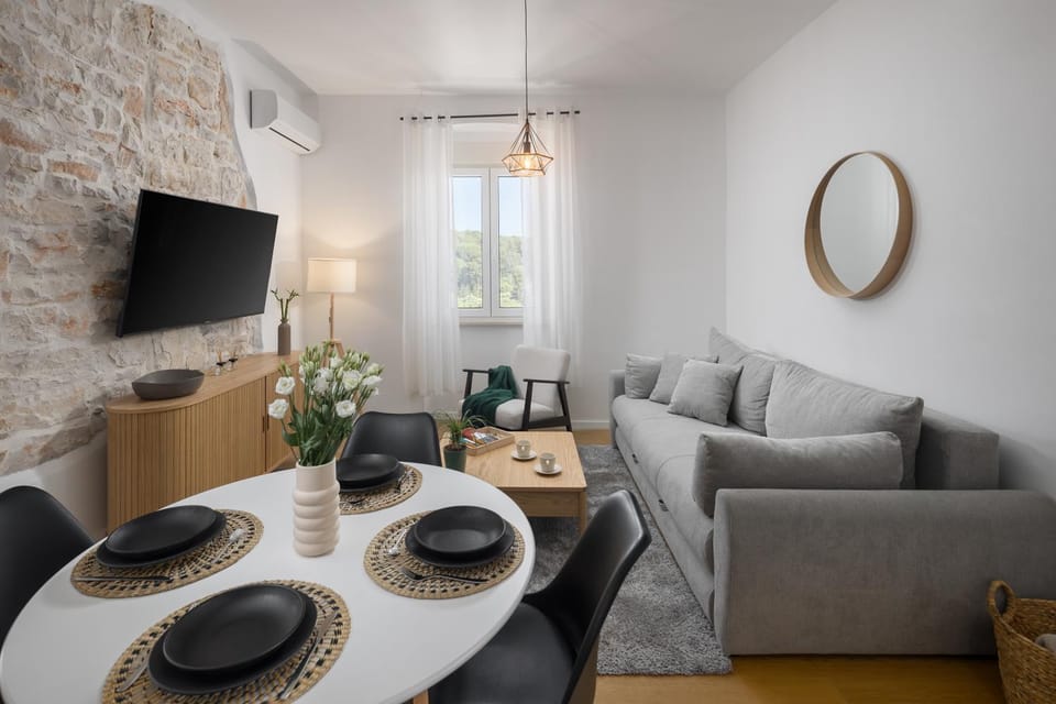 TV and multimedia, Living room, Seating area, Dining area