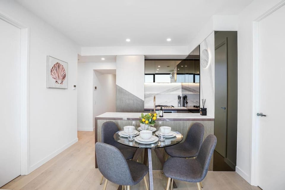 City and Sunrise View 2 Bed 2 Bath above Level 60 next to Skybus Apartment in Melbourne