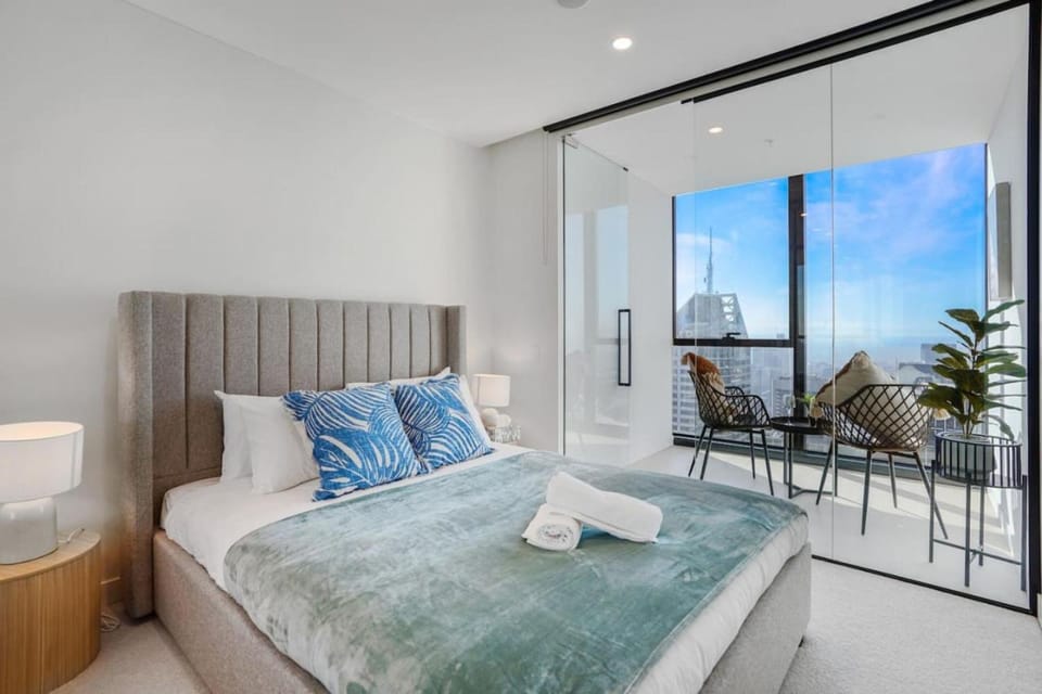 City and Sunrise View 2 Bed 2 Bath above Level 60 next to Skybus Apartment in Melbourne