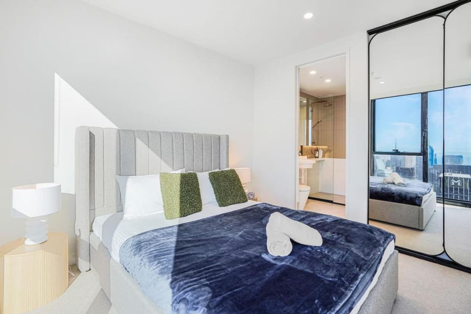 City and Sunrise View 2 Bed 2 Bath above Level 60 next to Skybus Apartment in Melbourne