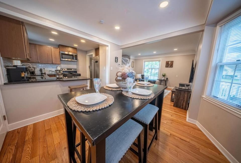 Newly Renovated Townhouse on a Tranquil Street House in Dearborn